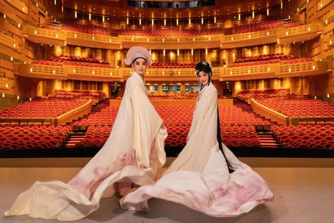 《文艺热搜榜》：张亮推出全套贝多芬唱片，龙美术馆60元看5个展