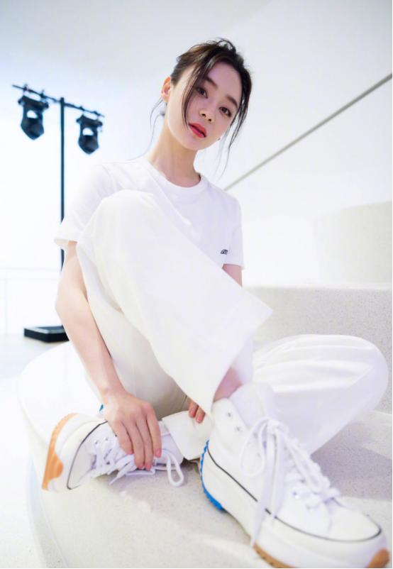 袁姗姗穿黑色运动裤出席活动,袁姗姗高腰裤穿搭