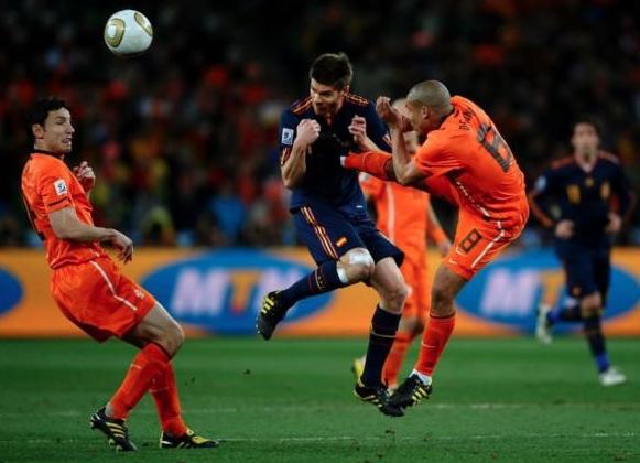 米兰德比冲突,米兰德比卢卡库伊布谁赢了