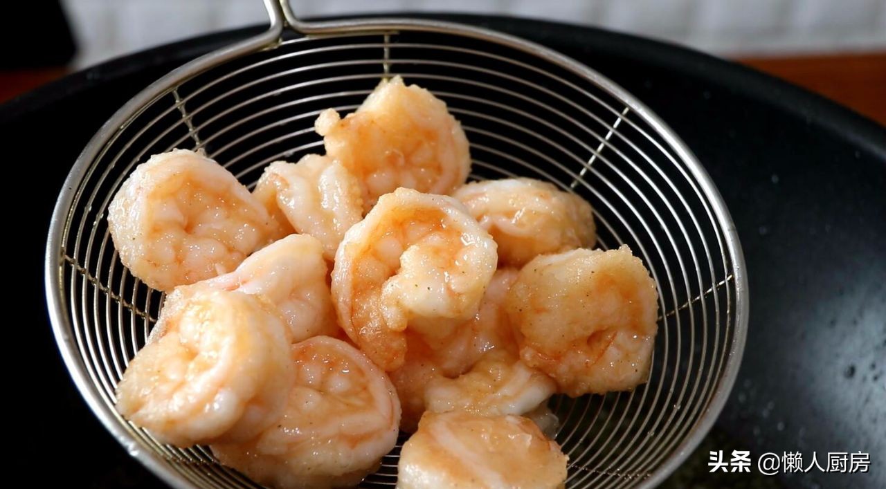 怎么把大虾炒外酥里嫩,如何做虾好吃又简单油焖大虾