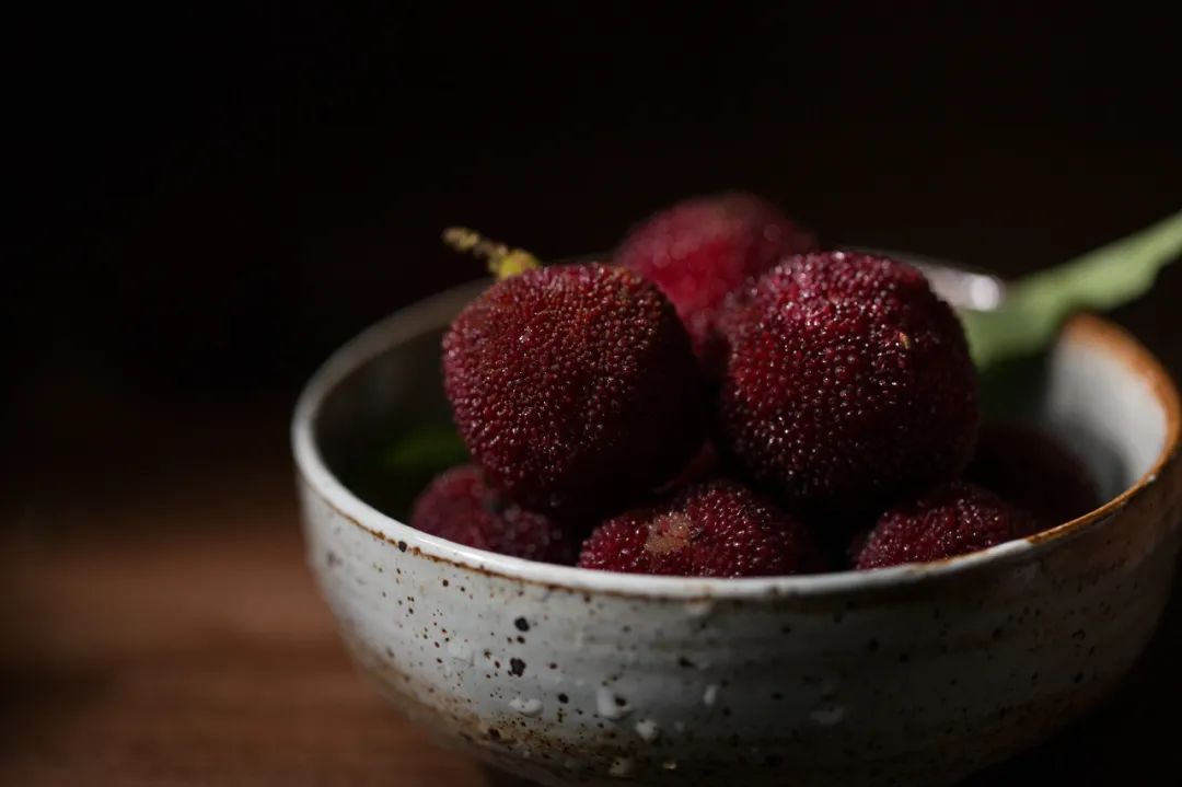 你吃过蘸酱油的杨梅吗,杨梅吃法蘸盐