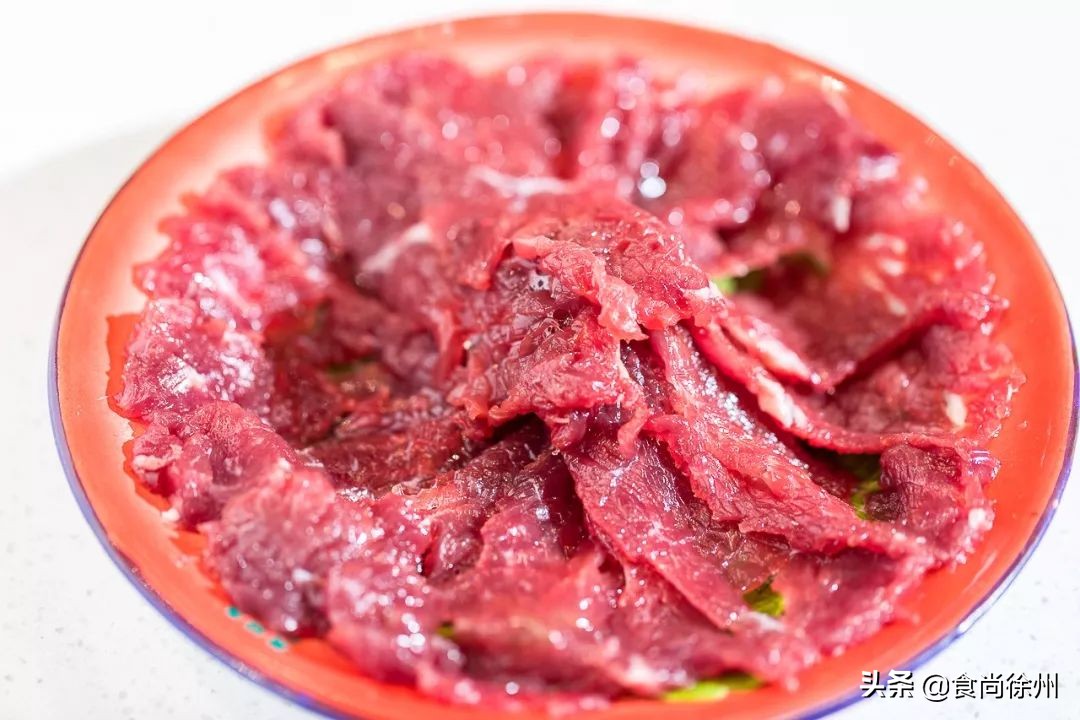 徐州闹市一角，还原了80年代的市井范儿！笸箩上菜，98元吃17样！