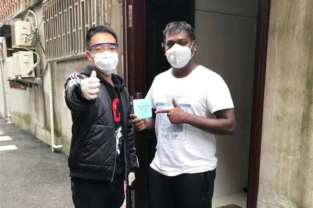 从“你好”到“兄弟”，川沙老居民区的“国际化”防疫服务，让印度小伙点赞