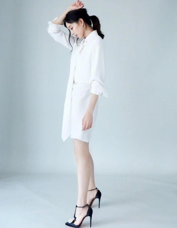 张钧甯为显得腿长，还穿了“树枝鞋”，脚这样挤不怕变形吗？