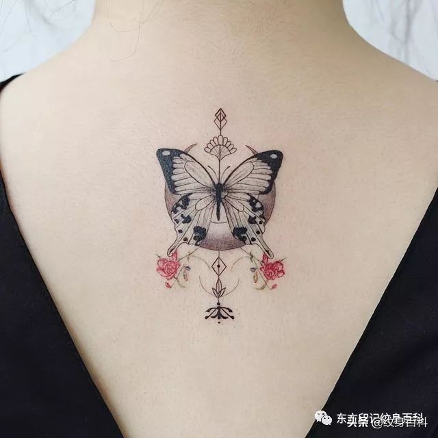 蝴蝶纹身图案代表什么,代表自由的蝴蝶纹身