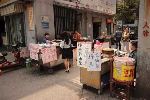 摆地摊最适合卖什么吃的,地摊卖什么最赚钱又不压货小吃