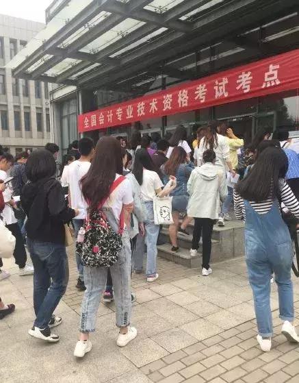 初级考试考过的题目还会再考嘛,初级考完出考场后大家都沉默