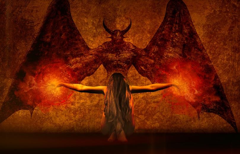 印尼富二代用儿童脊椎和鳄鱼舌头,24岁印尼富二代手拿爆人骨包