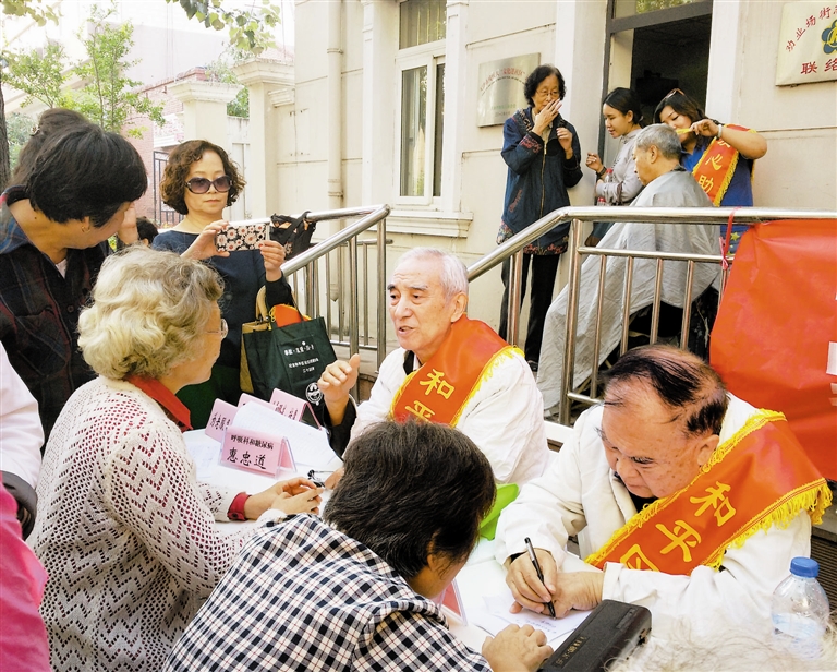 致敬银发志愿者,春运银发志愿者唱响最美夕阳红