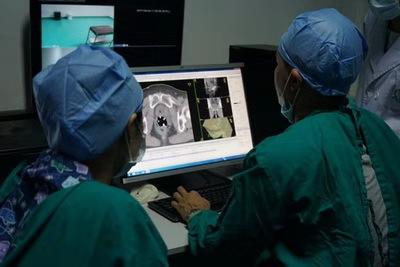 接受放疗的病人对其他人有影响吗,放疗中要使用放射线进行照射对吗