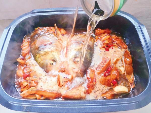 炖鱼用它味道更鲜美没有一点腥味,炖鱼浇汤汁