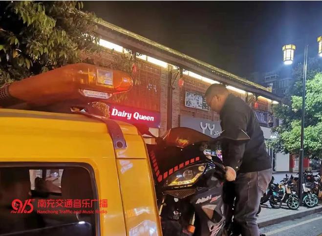 赛摩飙车遇到警察视频,赛摩车炸街事件