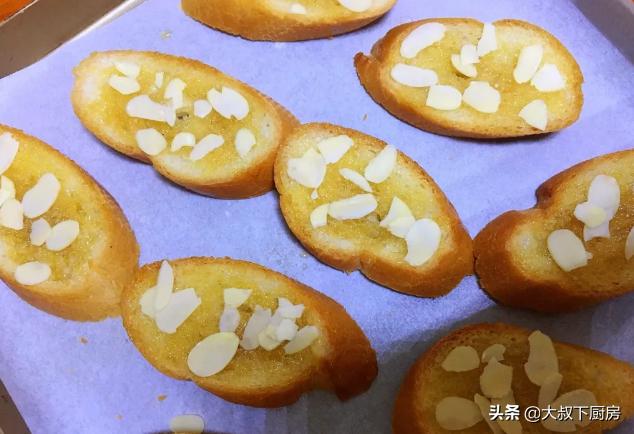 大叔家的美食,蒜香酥脆的法棍面包