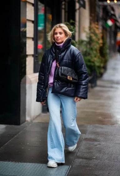 短款宽松羽绒服搭配单跟鞋,洋气短款羽绒服搭裤子