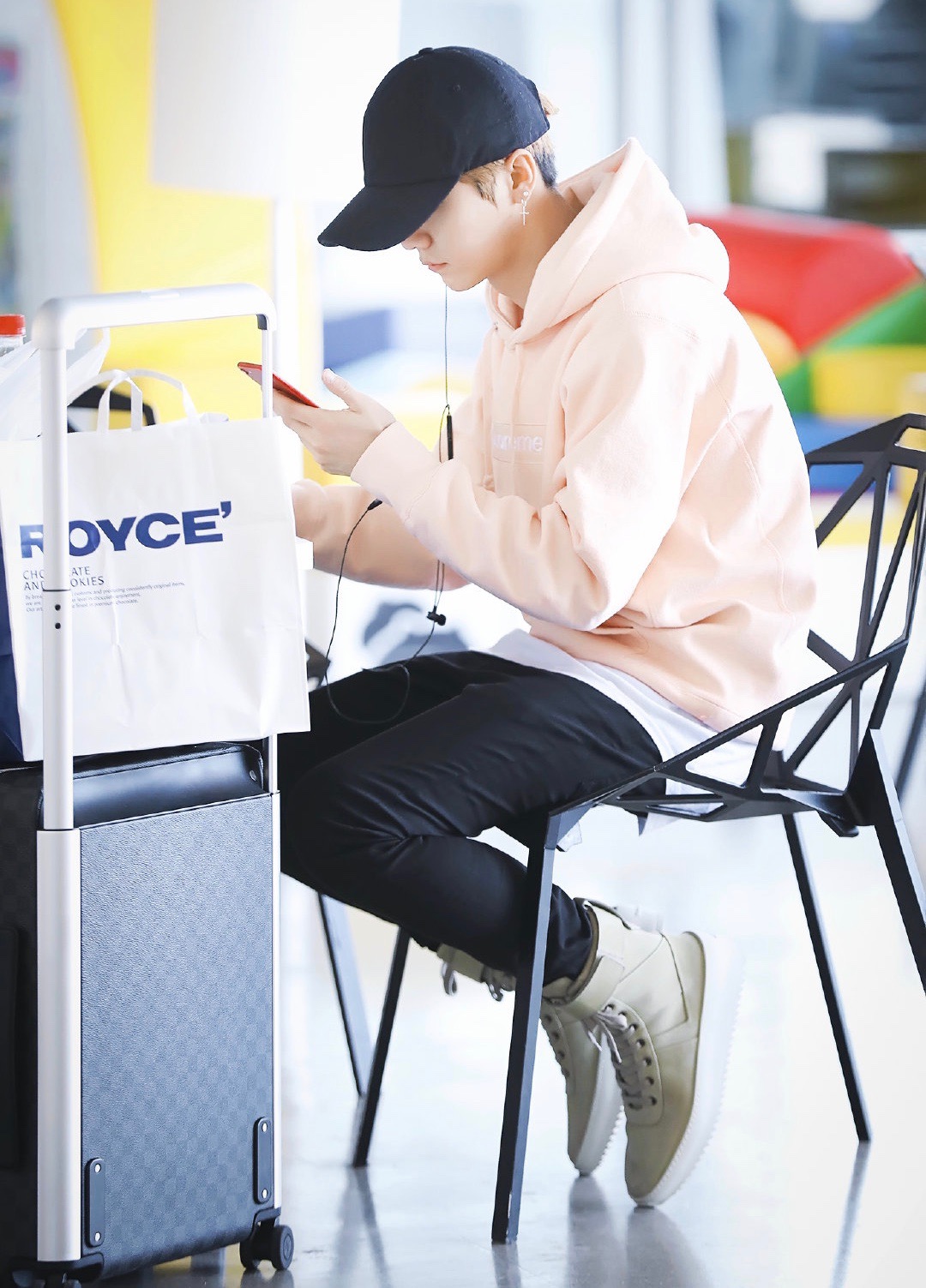 鹿晗玩什么足球游戏,鹿晗韩国时期穿西装玩投篮游戏