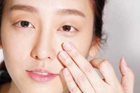 精妆联华:粉底液色号怎么选择,三个小方法教你选到合适颜色