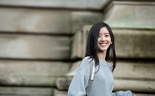 奶茶章泽天朋友圈爆粗口成热搜？王思聪三亚女伴庆生！网友说：丑