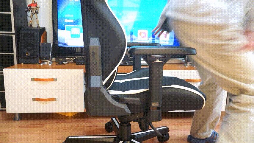 迪锐克斯dxracer电竞桌,甜品级显卡