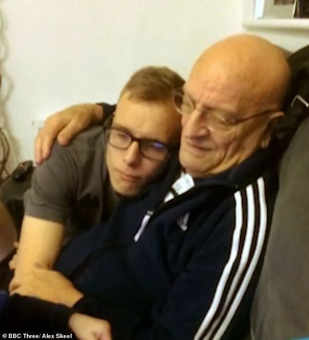 足球教练遭虐待,23岁足球教练被家暴