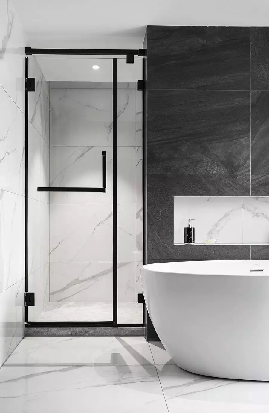 复式楼现代轻奢装修风格木饰面,现代简约风格灰白装修小户型