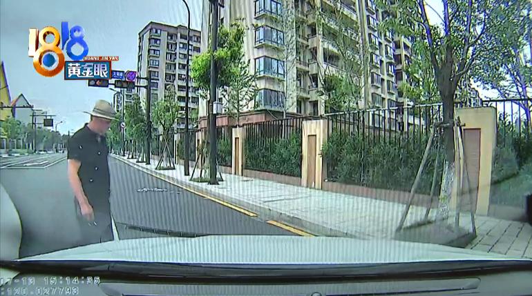 网约车撞了公共设施怎么办,网约车撞路灯杆车头严重损毁