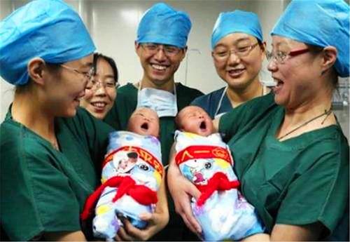 双胞胎一个吃母乳一个吃奶粉,奶水不够吃两个月断奶难回奶吗