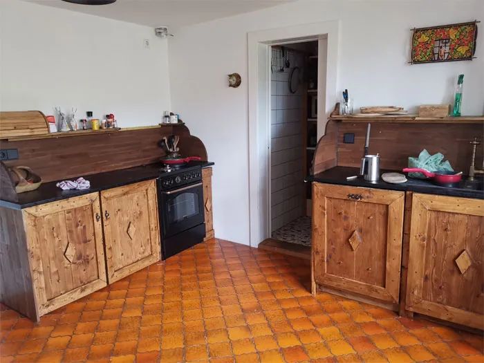 疫情期间住古堡，国外普通女大学生迅速成百万网红，获千万点赞