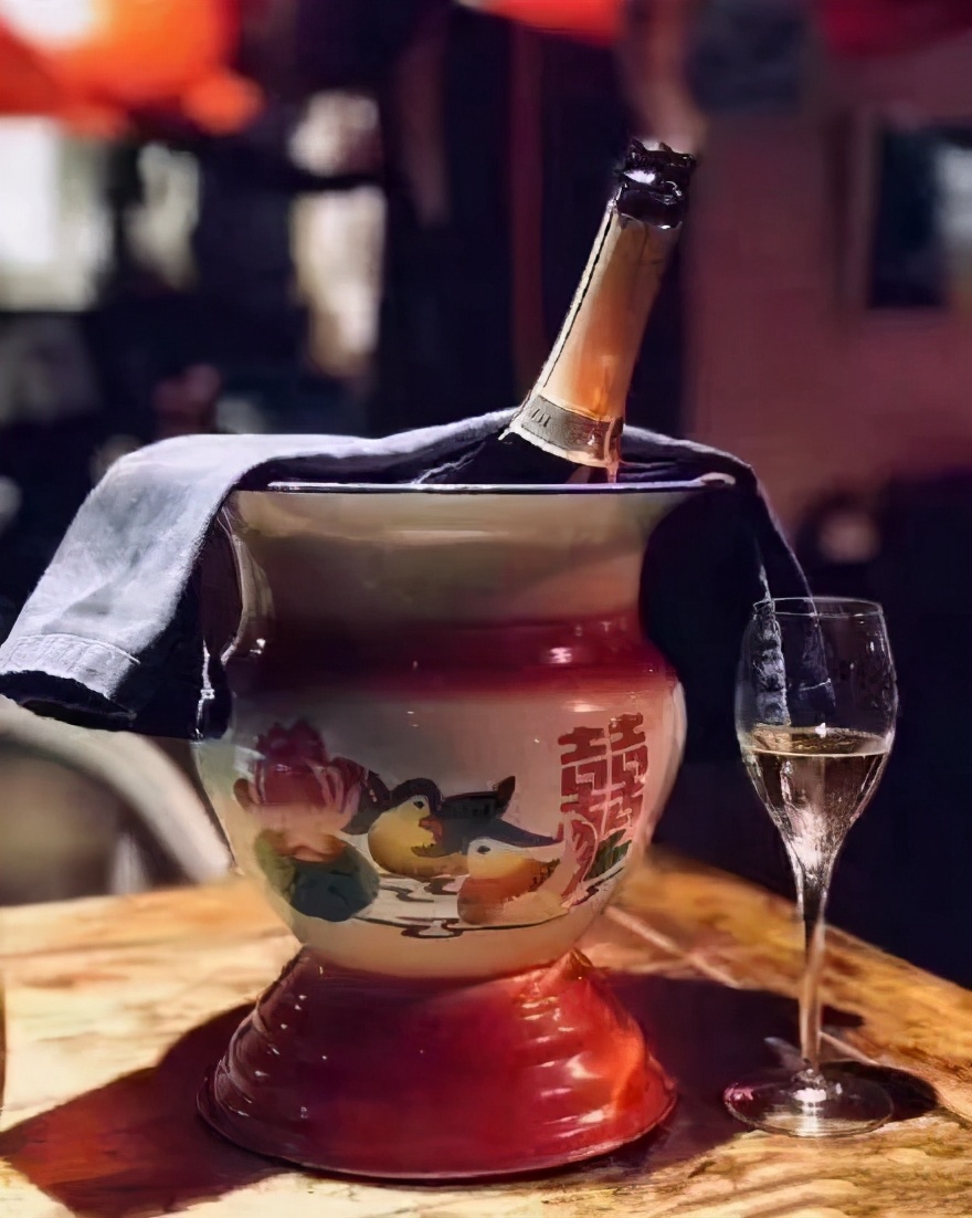 外国人的脑洞有多大？错把便盆当古董瓷器喝酒，像极了当年的酒具