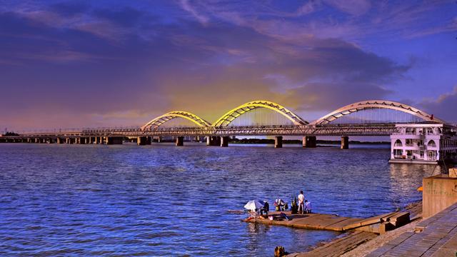 这个北方城市水质比南方还好街景很“洋气”满大街都是美女