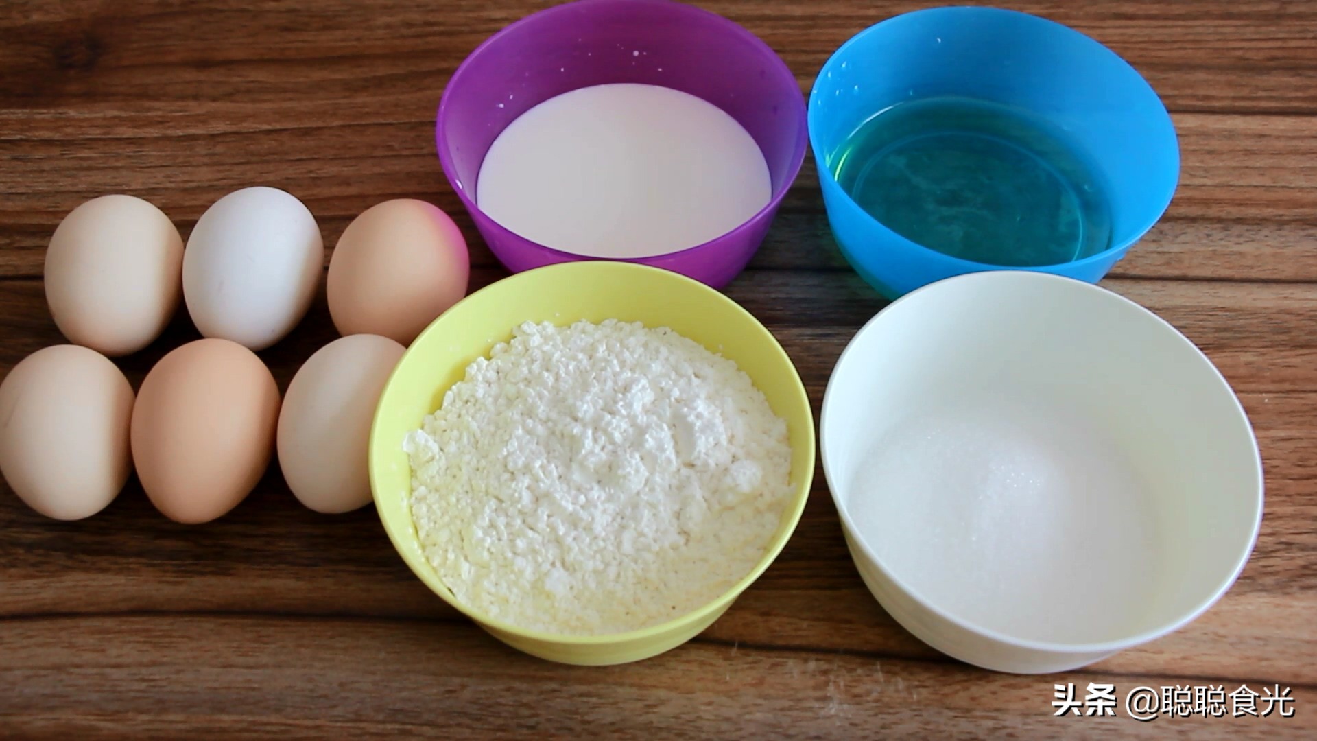 用电饭锅鸡蛋做蛋糕最简单的过程,只用鸡蛋和面粉用电饭锅做蛋糕