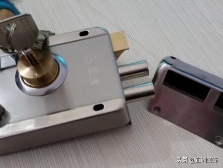 木门门锁打不开怎么拆卸,门锁打不开怎么从里面拆卸