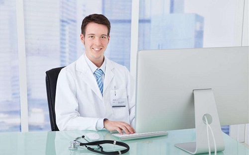 小狗拉稀一滩水腥臭是细小吗,两个月小狗拉稀软便