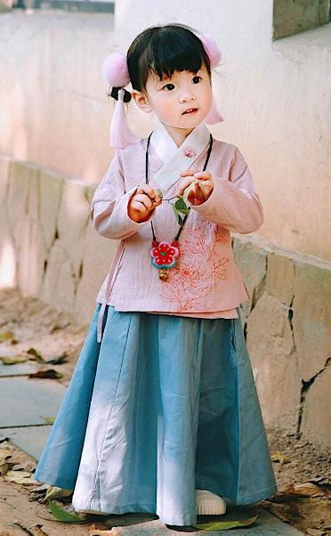 小学以下的孩子，这几种衣服再好看宝妈也别买，坑孩子还浪费钱