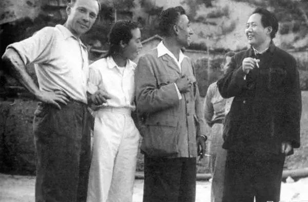 毛*东泽**接待朋友时，发现兜里只剩一根烟，随手一个动作尽显智慧