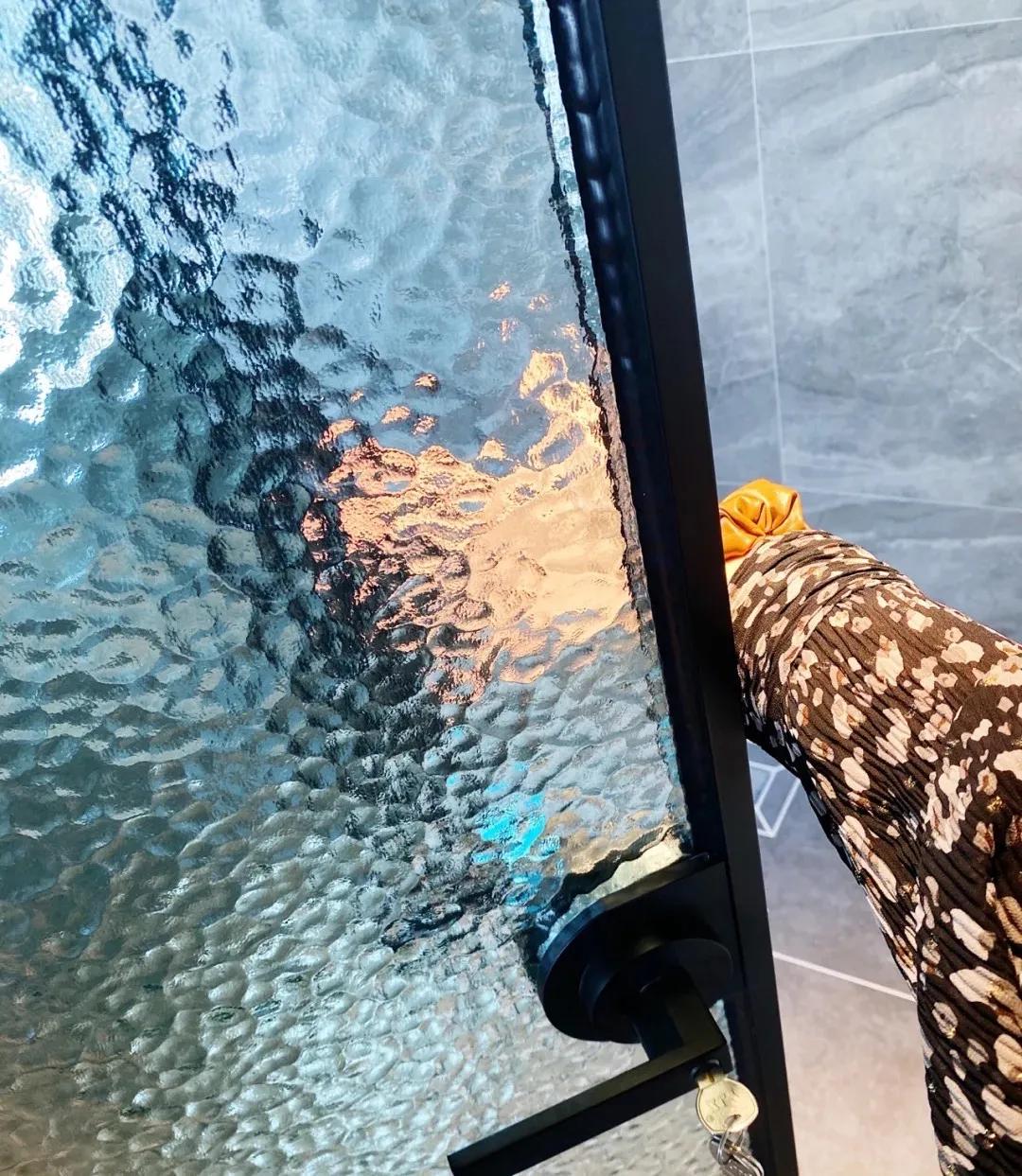 卫生间玻璃隔断效果图长虹玻璃,办公桌隔断长虹玻璃效果图