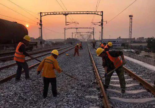 火车上的厕所孔那么小可以大便吗,列车厕所孔那么小能开大吗