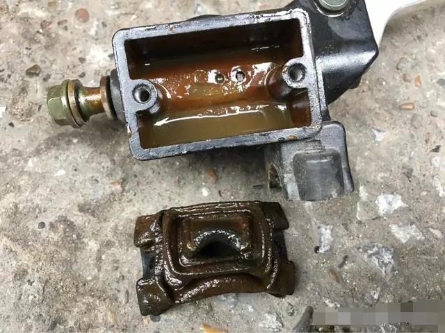 碟刹刹车把很硬还是感觉刹不住车,摩托车碟刹很硬但刹不住怎么回事