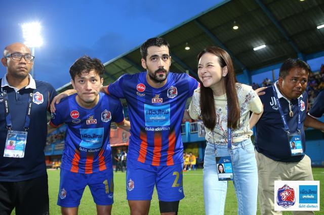 泰国女首富伍伦盼足球,泰国女足总经理伍伦盼写真