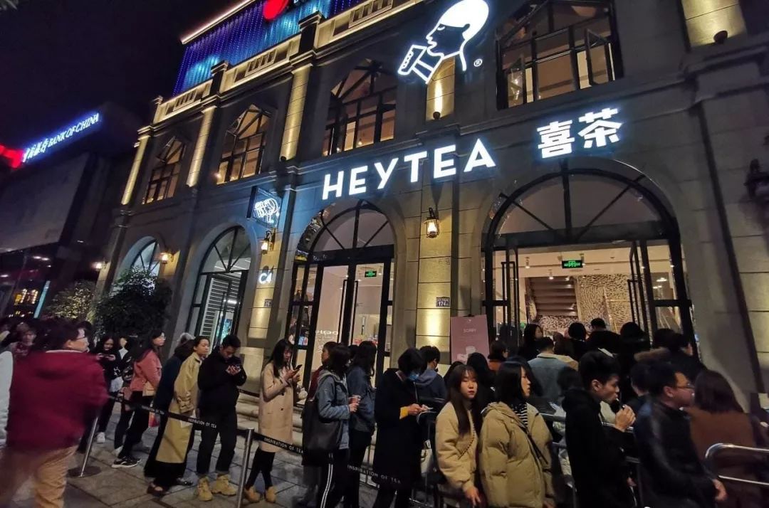 服装人要哭了！年利润4亿、估值90亿的喜茶竟然跨界服装行业？