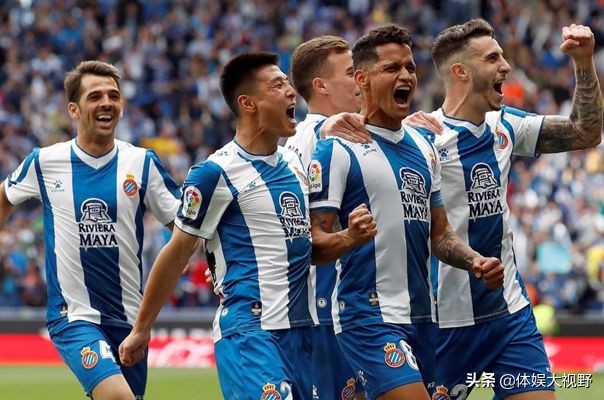 武磊脱衣骑在队友肩膀,武磊更衣室告别队友