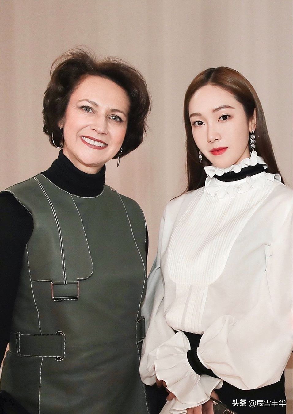 郑秀妍黑色小香风外套配牛仔裤,郑秀妍穿露腰上衣秀身材