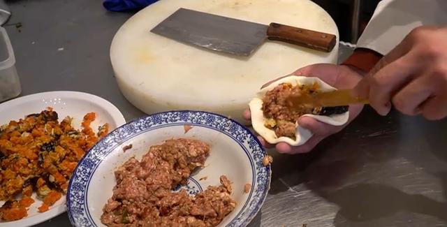 徐州第一的包子铺，一个包子卖88元，食客挤爆大厅，不预定吃不上