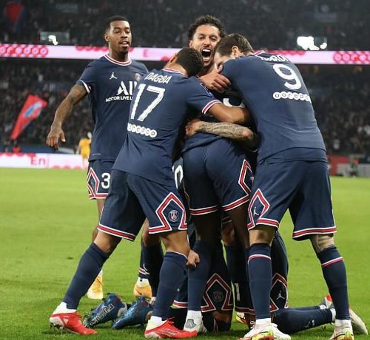 巴黎圣日耳曼内马尔被踢,内马尔在球上绑鞋带被踢