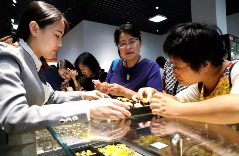 闻名世界！从提篮小卖到“流浪地球”，这，就是东海水晶