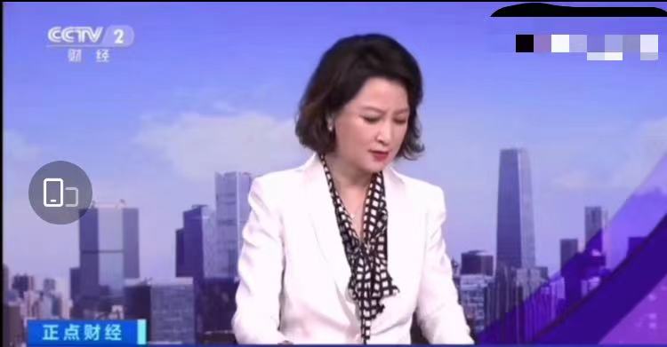 央视直播突发事件主持人淡定应对,杭州新闻联播主持人还在播吗