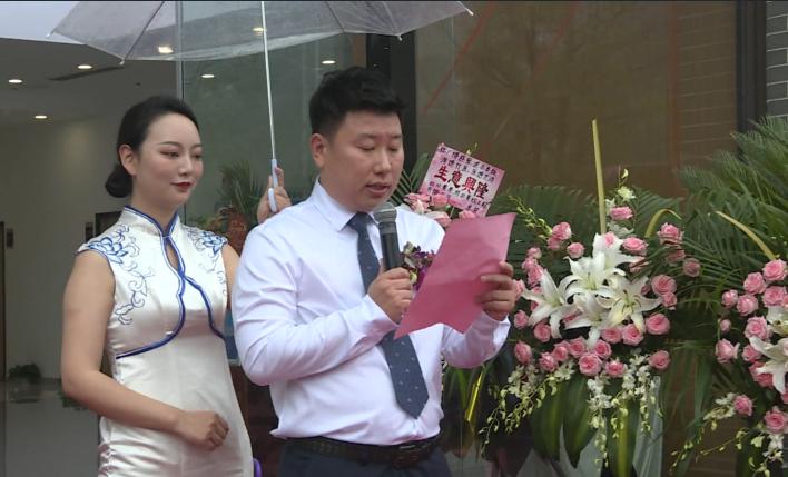 打着雨伞排着队!南充嘉陵昨天开业的这家医院竟然这样受欢迎……