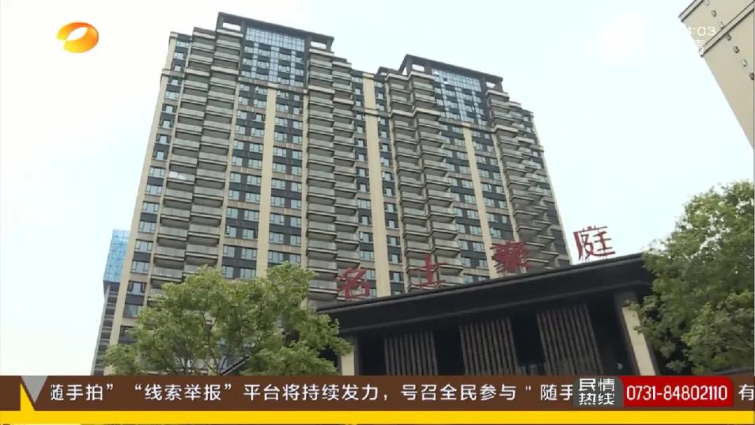 房门距离太近，开门就“打人”！护栏太矮，儿童易出事！开发商回应：开门前看看猫眼，我们建的不是幼儿园