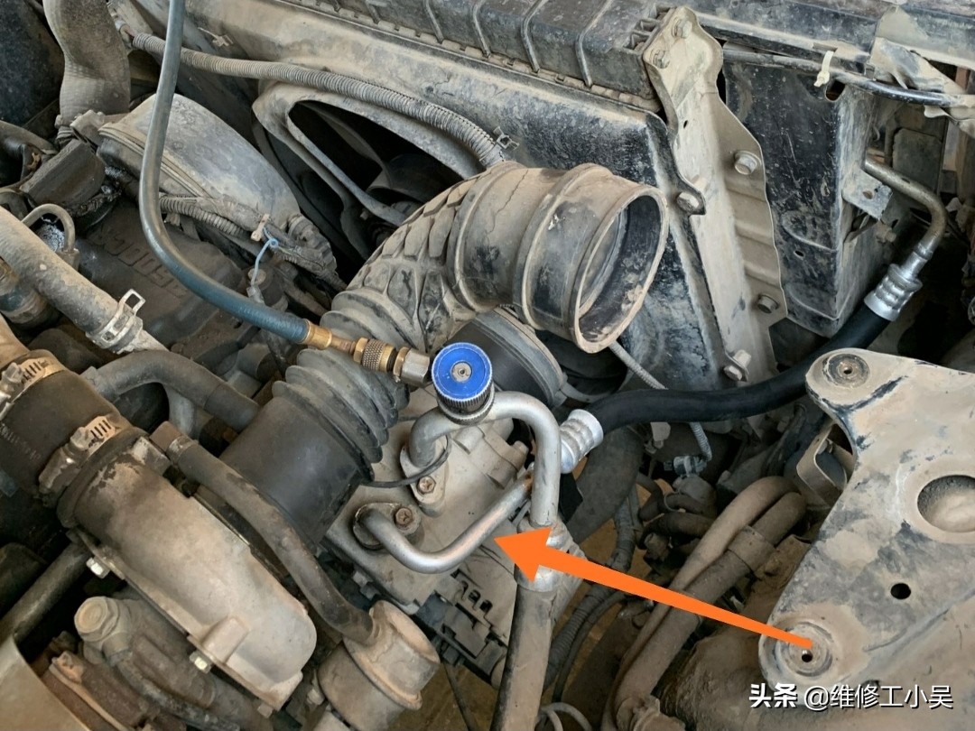 空调修理师傅泄漏氟利昂,汽车空调管道漏氟维修多少钱