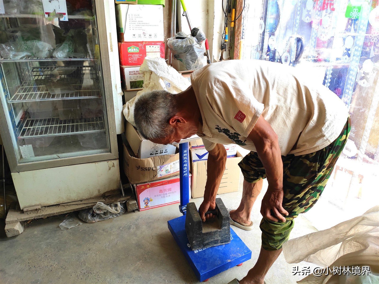 卖水果电子秤怎么作假,卖水果大爷用鬼秤遭怒斥