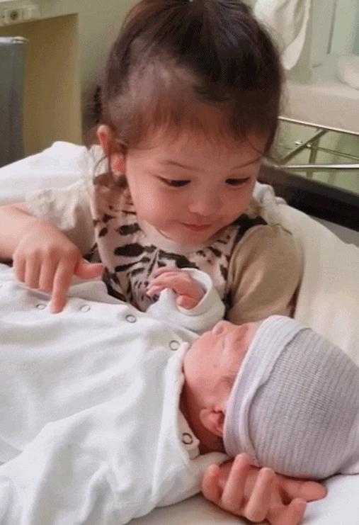 朴建厚朴娜恩三姐弟ins,朴娜恩朴建厚是亲姐弟吗